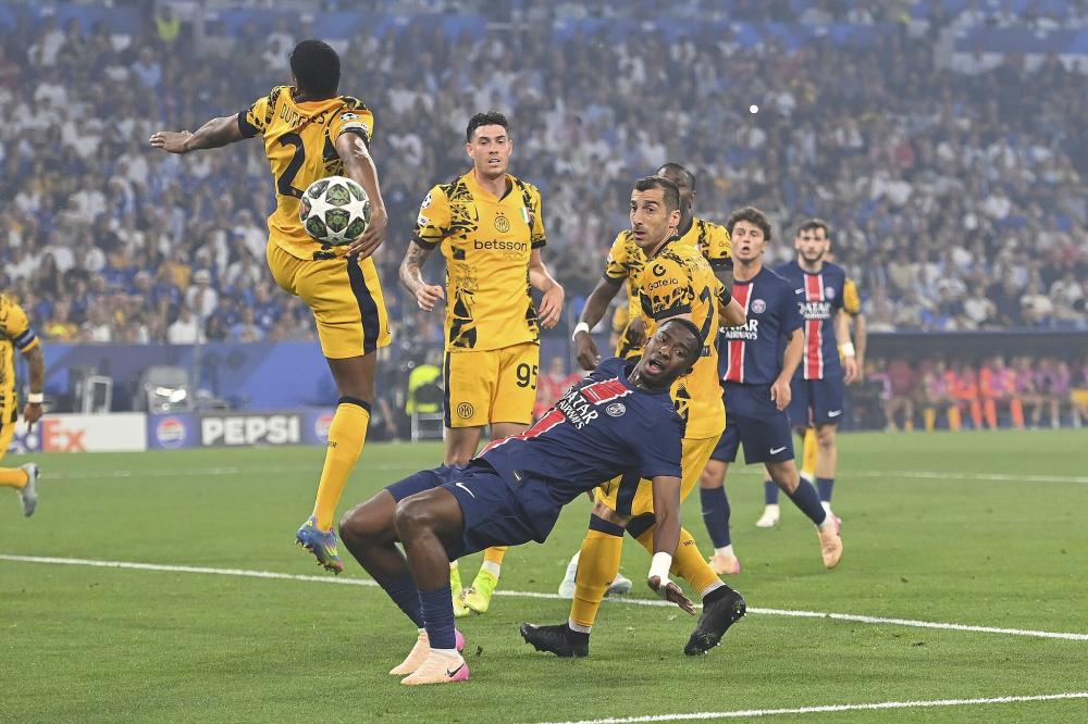 东体：邵佳一在推进国足新老交替过程中需要打造“嫡系部队”